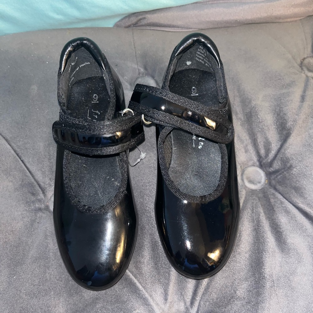Little girl patent tap shoes